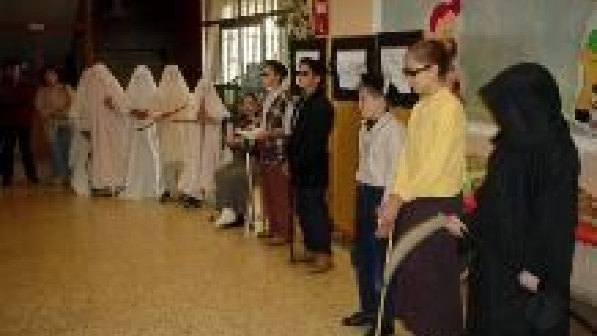 Un momento de la representación de los alumnos del colegio Benito León de Santa María del Páramo