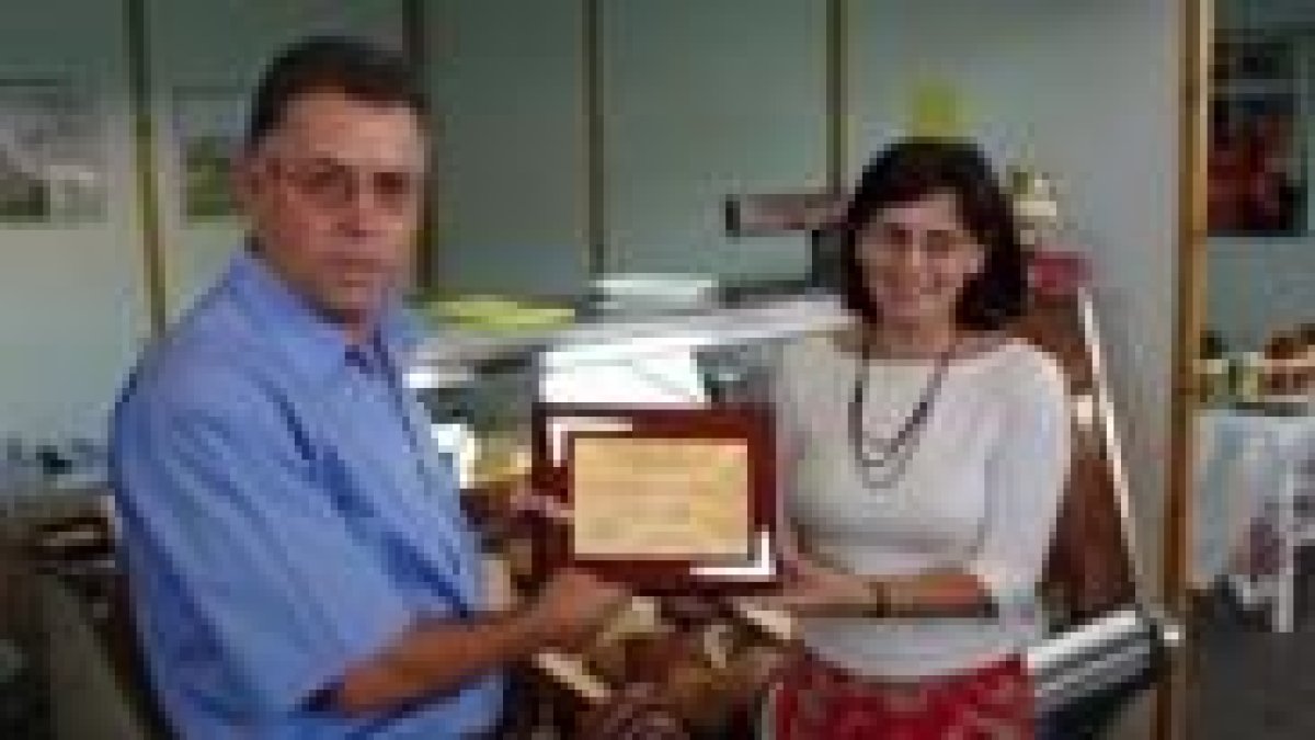 La representante de Cea-Esla recibe el premio a la mejor industria láctea