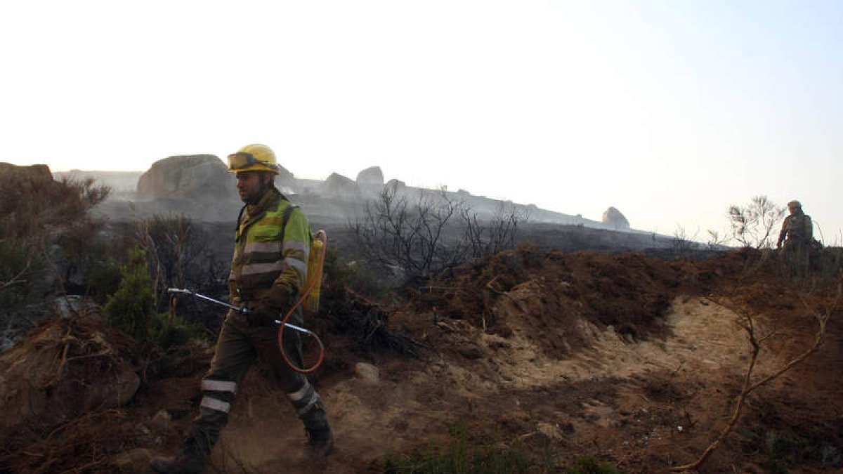 Dos trabajadores forestales, el pasado 17 de octubre, tras sofocar las llamas en las proximidades de Campo del Agua.