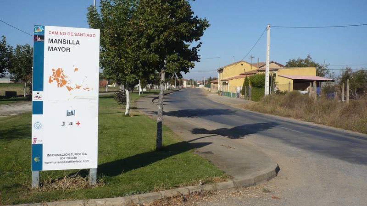 Entrada a Mansilla Mayor por la calle del Padre Llorente, donde su recuerdo sigue presente en la placa descubierta en su casa natal en los años 60 cuando fue nombrado Hijo Predilecto.