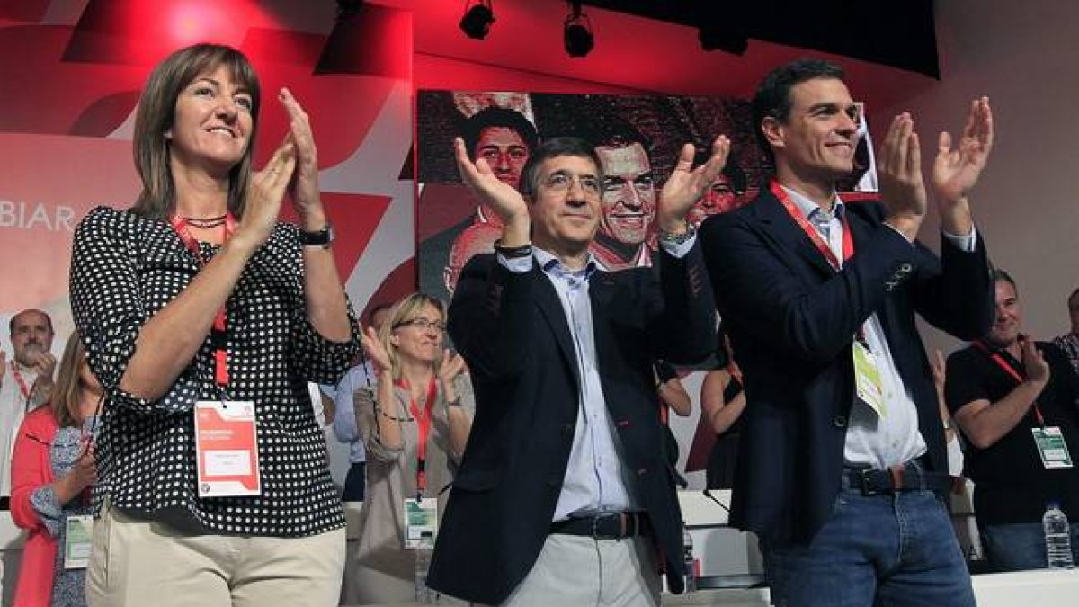 El secretario general del PSOE, Pedro Sánchez, el hasta hoy, líder de los socialistas vascos, Patxi López, y la recién elegida secretaria general, Idoia Mendia, en Bilbao.