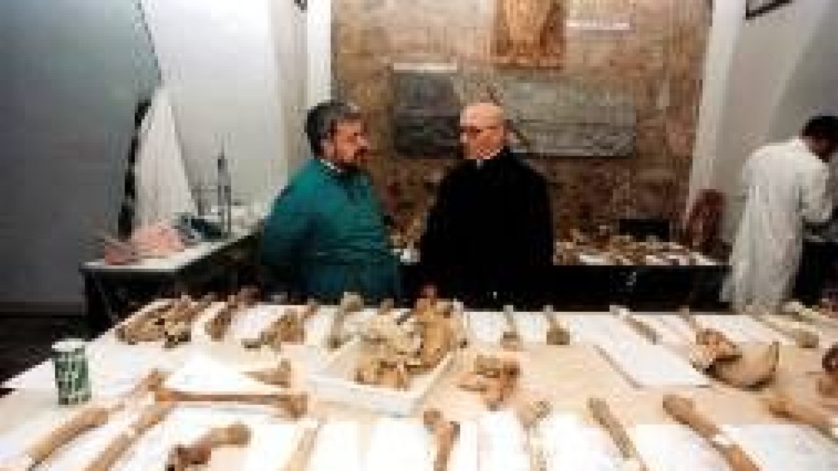 Imagen tomada hace ocho años, cuando los investigadores exhumaron las tumbas del Panteón Real