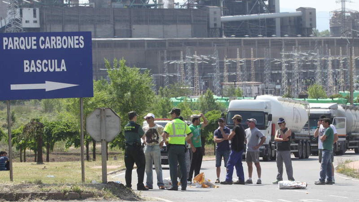 La entrada de camiones a la central térmica de Cubillos del Sil (en la imagen), al igual que la de Anllares, fue bloqueada sin incidentes durante tres horas.