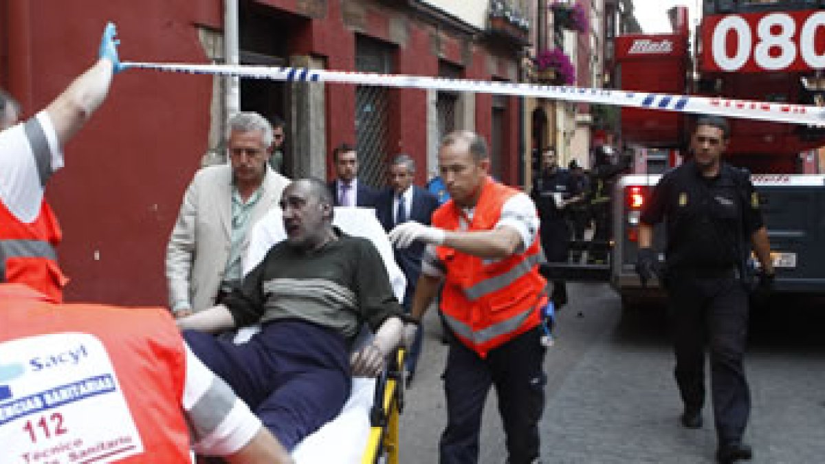Personal de emergencias sanitarias traslada a la ambulancia a uno de los dos heridos, de 59 años
