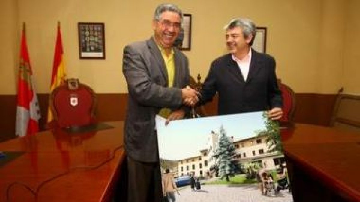 Agustín García Millán y Miguel Martínez, ayer en el Ayuntamiento de Villafranca.