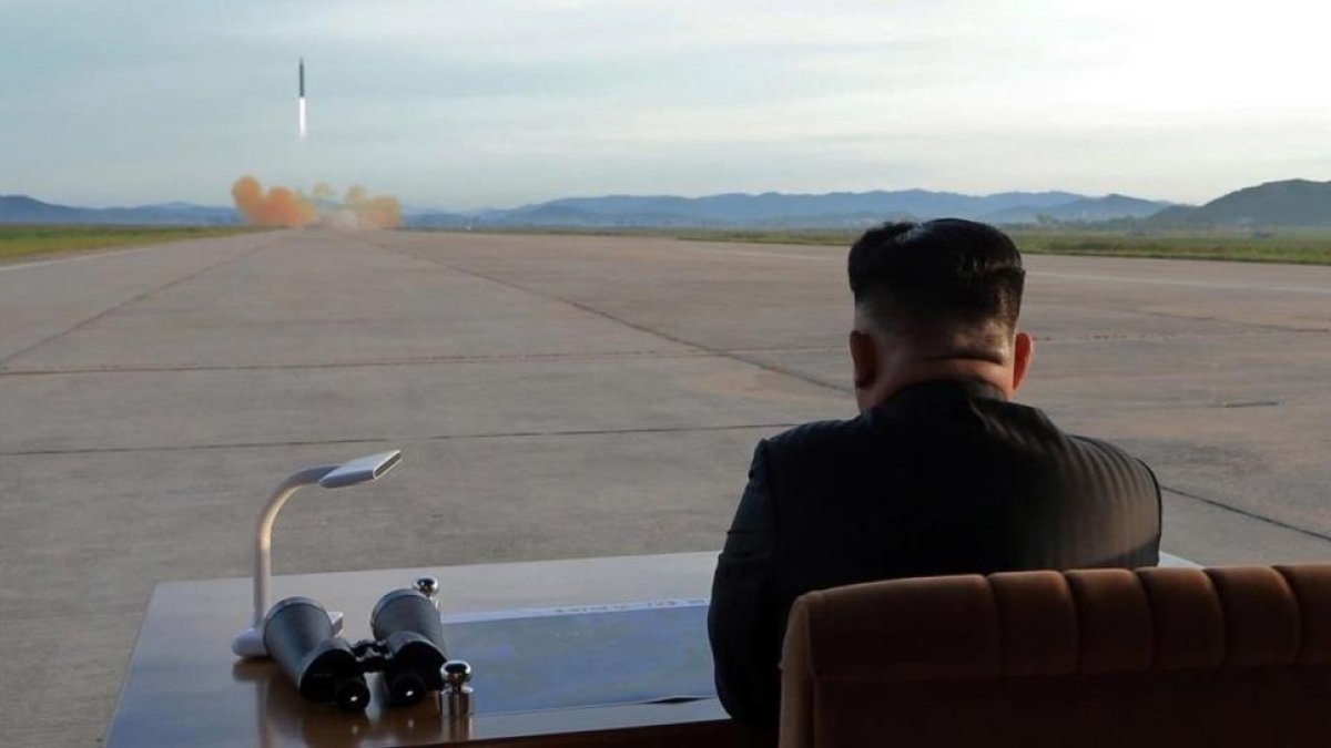 Kim Jong-un contempla el lanzamiento del último misil balístico norcoreano