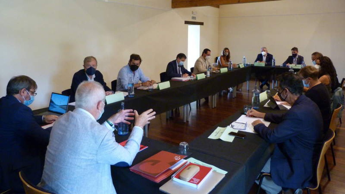 Instante de la reunión mantenida ayer en Villablino para avanzar en el proyecto del Ponfeblino. DL