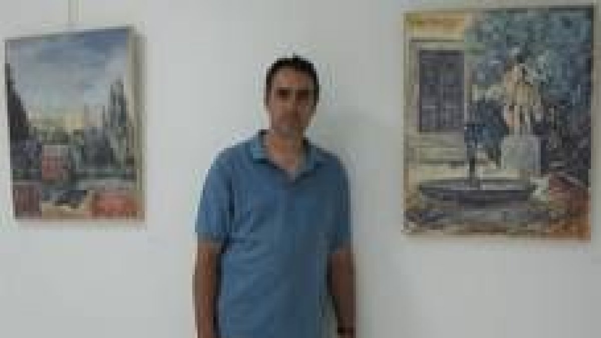 Rodríguez posa junto a dos de sus obras expuestas en Astorga