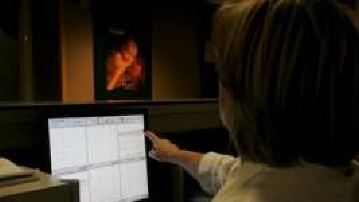 Una matrona controla los monitores en la sala de partos del Hospital de León