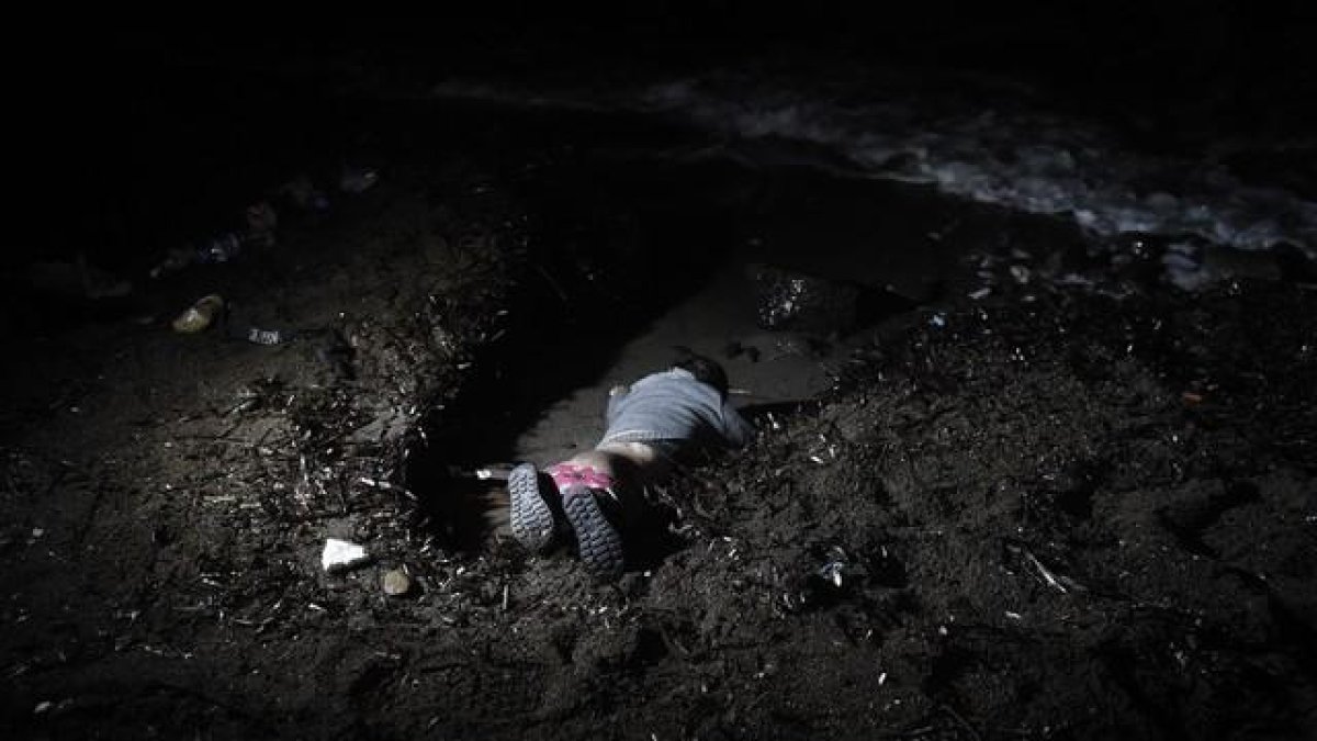 El cadáver del bebé ahogado que ha aparecido en una playa de Lesbos.