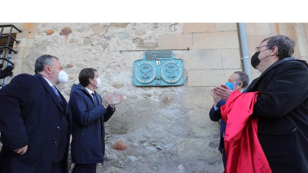Descubrimiento de la placa conmemorativa en el exterior del Convento de San Nicolás, ayer, por el inicio del Bicentenario. ANA F. BARREDO