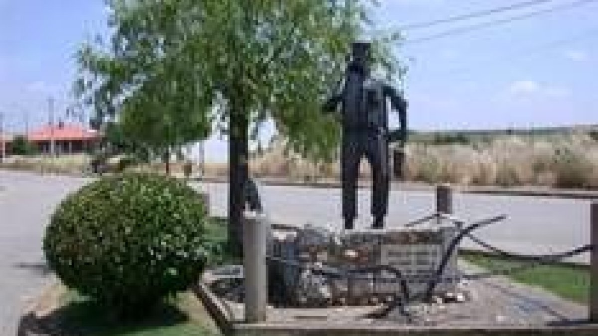 Imagen del monumento al Labrador que adorna la céntrica plaza del pueblo de Estébanez de la Calzada