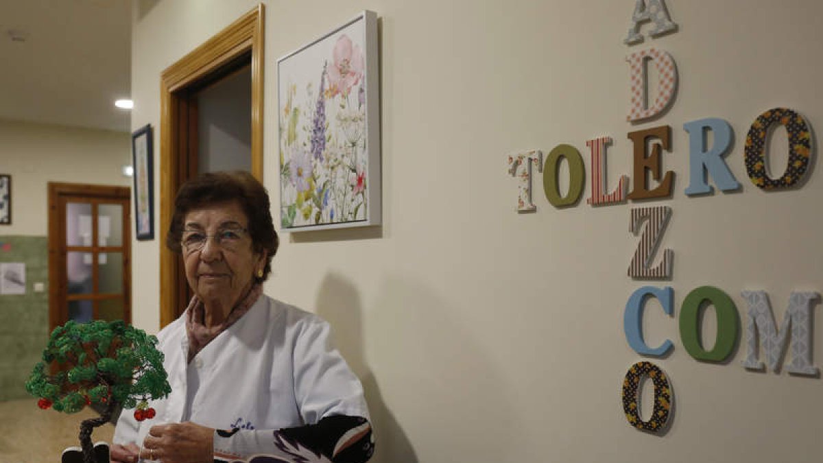 Lola Redondo, de 86 años, es una de las voluntarias más veteranas del comedor social de Asleca en León. FERNANDO OTERO