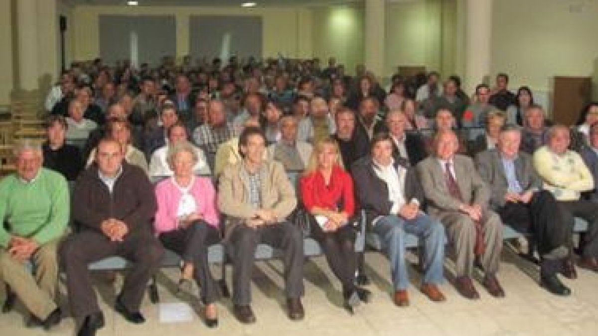 Los candidatos populares en el partido judicial de La Bañeza, ayer en una convención.