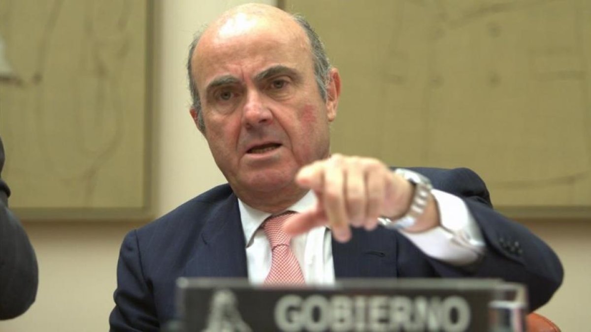 El ministro de Economía, Luis de Guindos, durante una comparecencia en el Congreso.