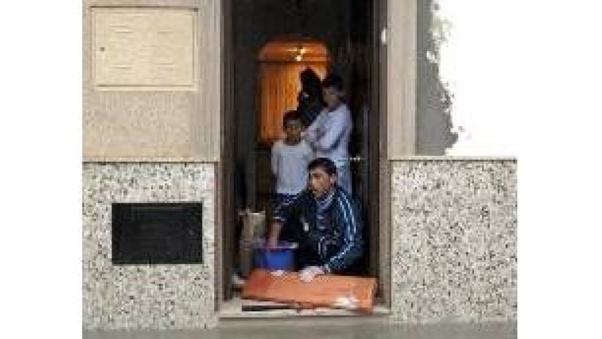 Un vecino de Jerez se prepara para que el agua no entre en su casa