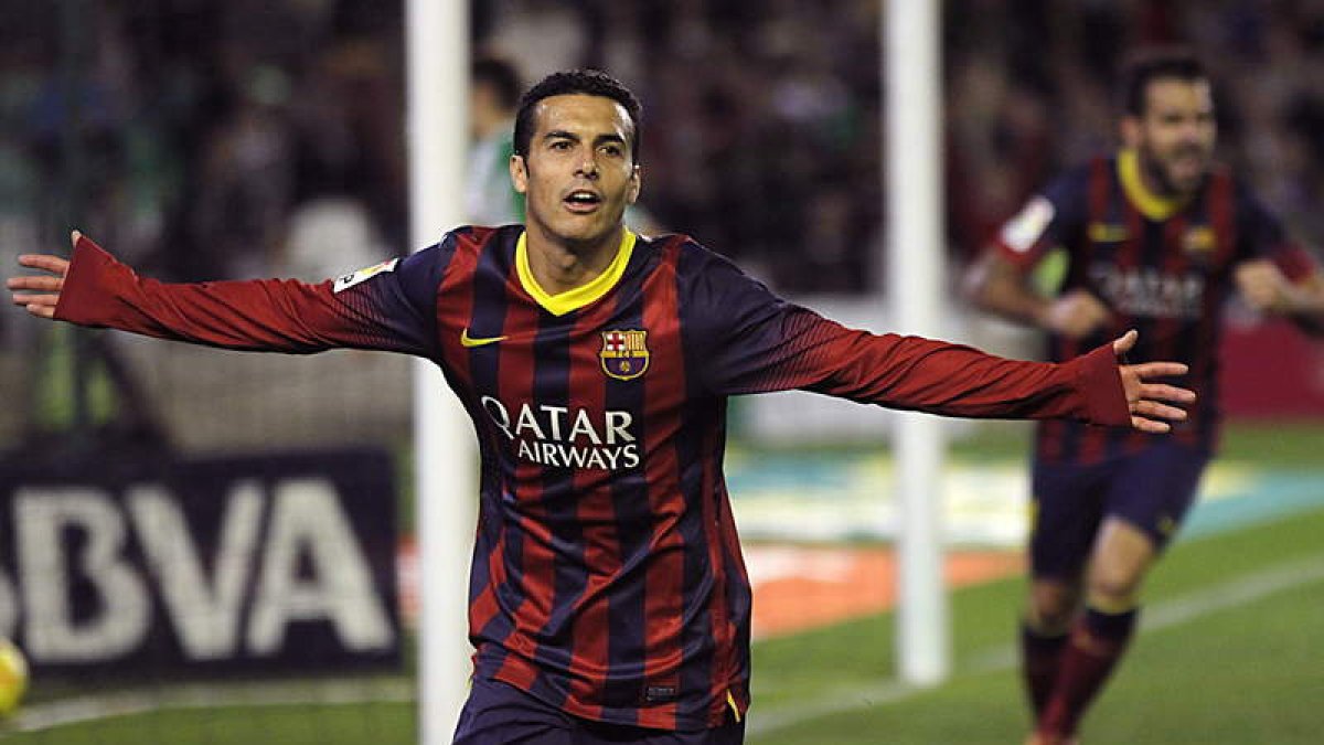Pedro celebra el tercer gol del Barcelona ante el Betis en el Benito Villamarín.