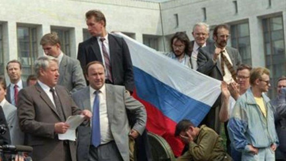 Esta foto, del 20 de agosto de 1991, en la que se ve a Boris Yeltsin con unos folios en la mano subido en un tanque fue difundida por televisiones de todo el mundo. La instantánea reforzó al presidente de la federación rusa, que se opuso con vehemencia al