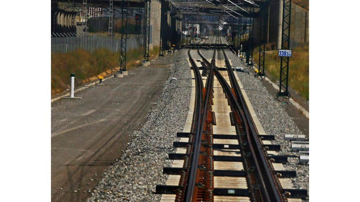 Un tramo de la línea AVE entre Valladolid y León. RAMIRO