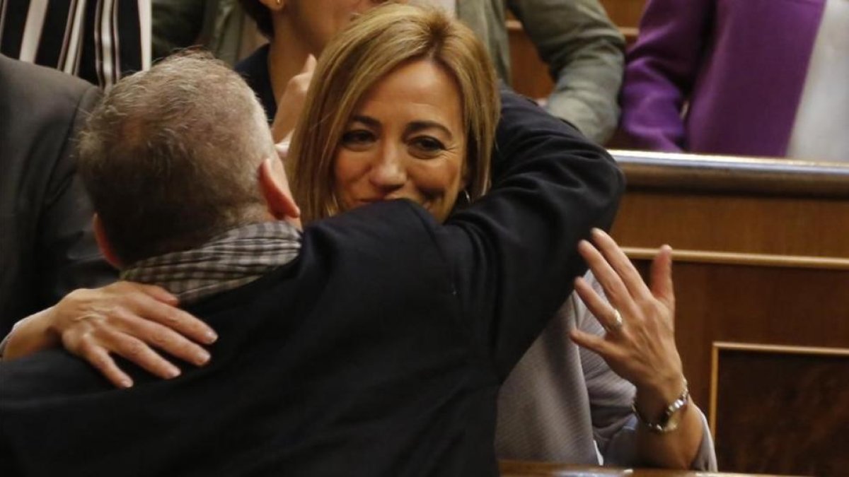 Chacón se despide de un diputado socialista a la conclusión del último pleno de la 11ª legislatura, en abril del año pasado.