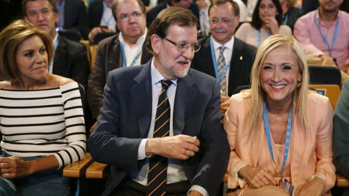 La secretaria general, María Dolores de Cospedal (i), el presidente del Gobierno, Mariano Rajoy (c) y la presidenta de la Comunidad de Madrid, Cristina Cifuentes (d), al inicio de la conferencia política del PP en la que pretenden sentar las bases del pro