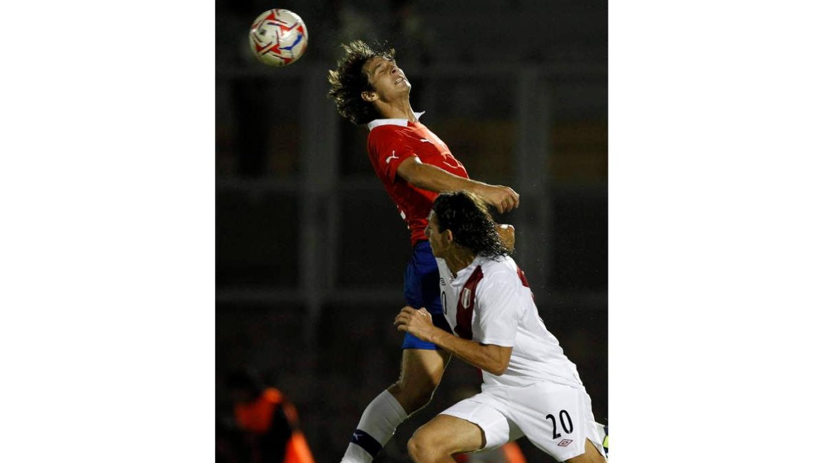 Lucas Domínguez salta de cabeza a por un balón en un partido con la selección de Chile.
