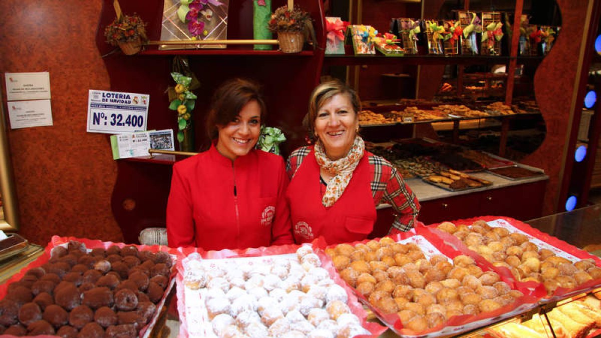 Lucía Martínez, dueña de Confitería Dulcinea que tiene tres tiendas en la capital, posa junto con una dependienta.