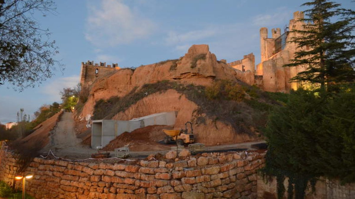 Imagen del castillo de Valencia de Don Juan en el que se están realizando obras de sustentación de la estructura del edificio. MEDINA