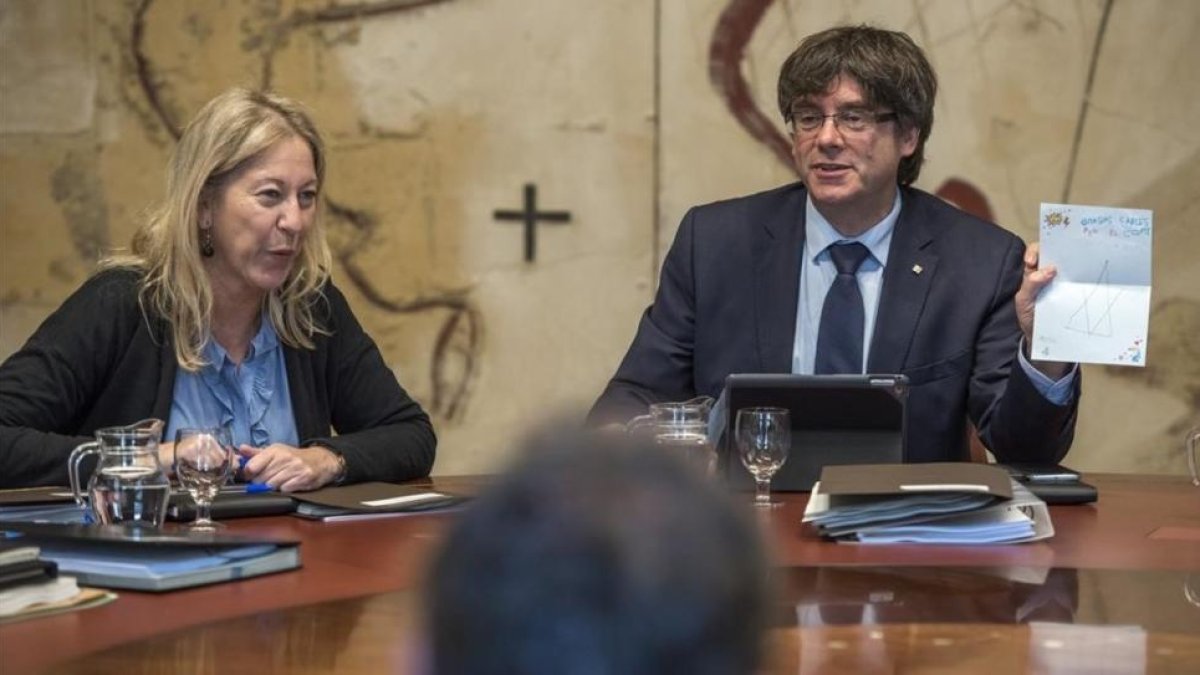 Neus Munté y Carles Puigdemont, este martes, en la reunión del Consell Executiu.