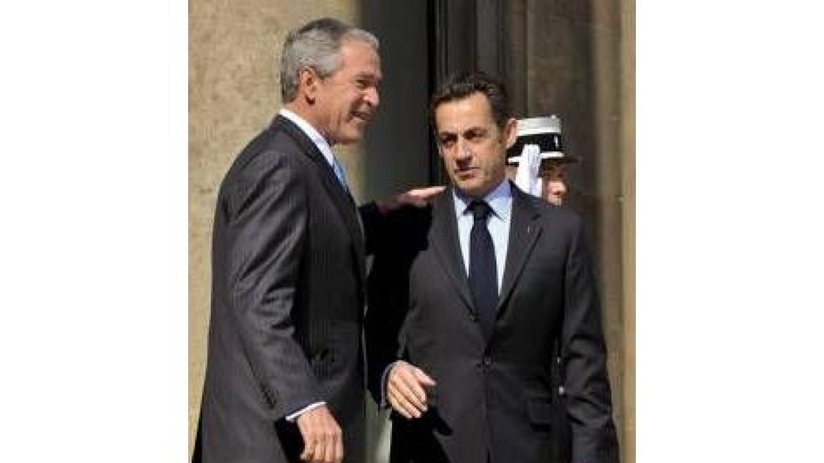 Sarkozy recibe a Bush en París en su última gira como presidente