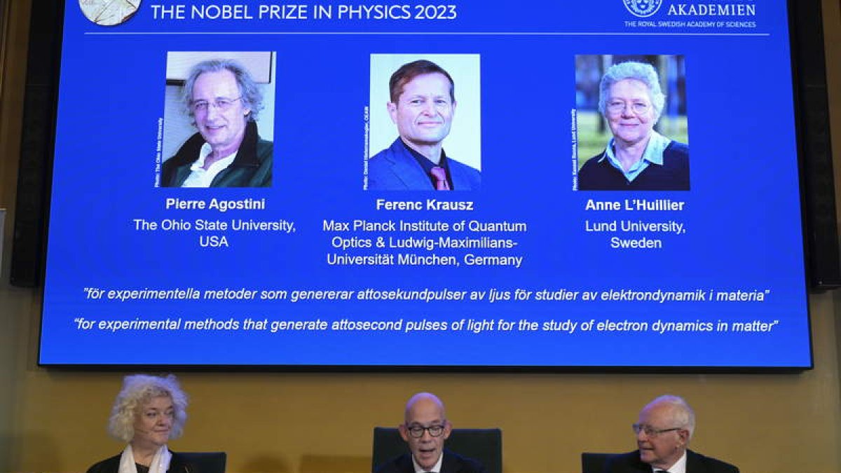 Los miembros de la Academia Sueca anunciando a los ganadores del Nobel de Física. ANDERS WIKLUND