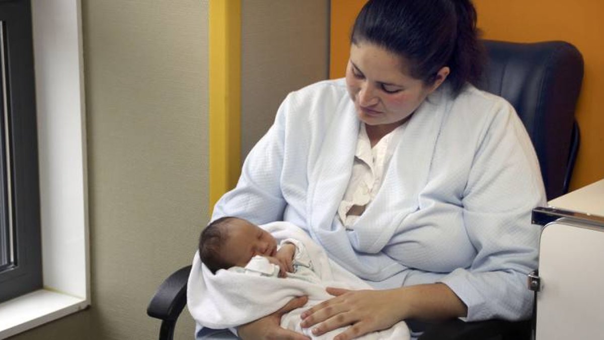 Óscar duerme en brazos de su madre once horas después de su nacimiento.