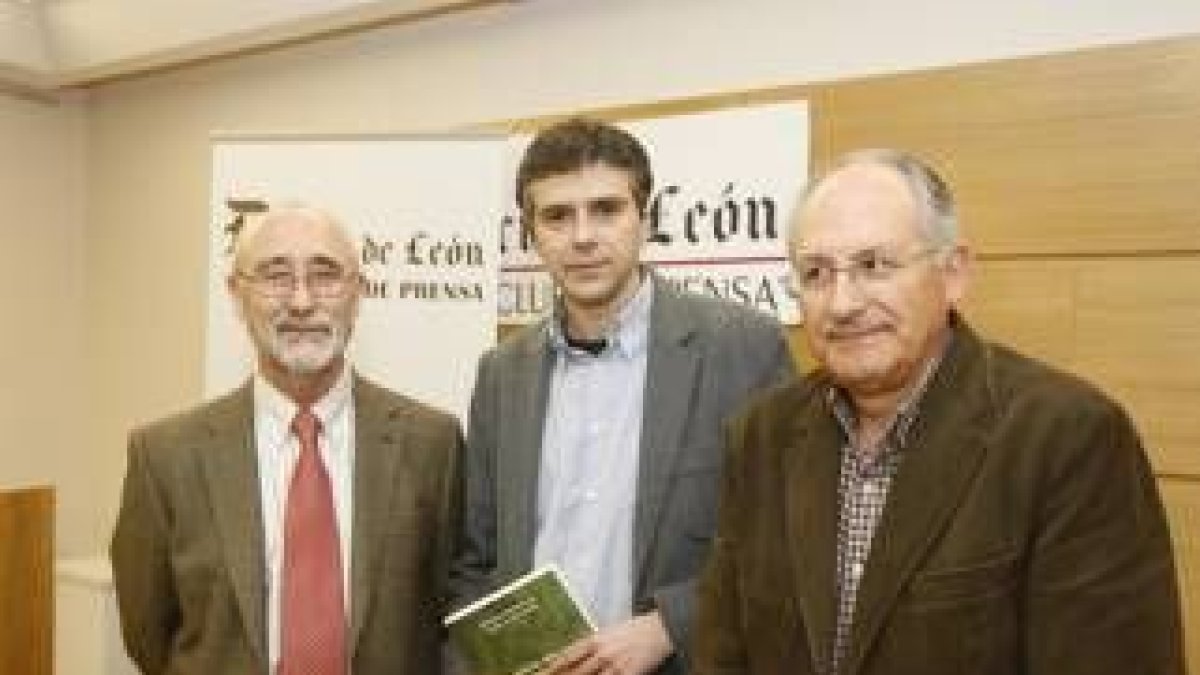 Los autores del libro presentaron su obra en el Club de Prensa del Diario de León