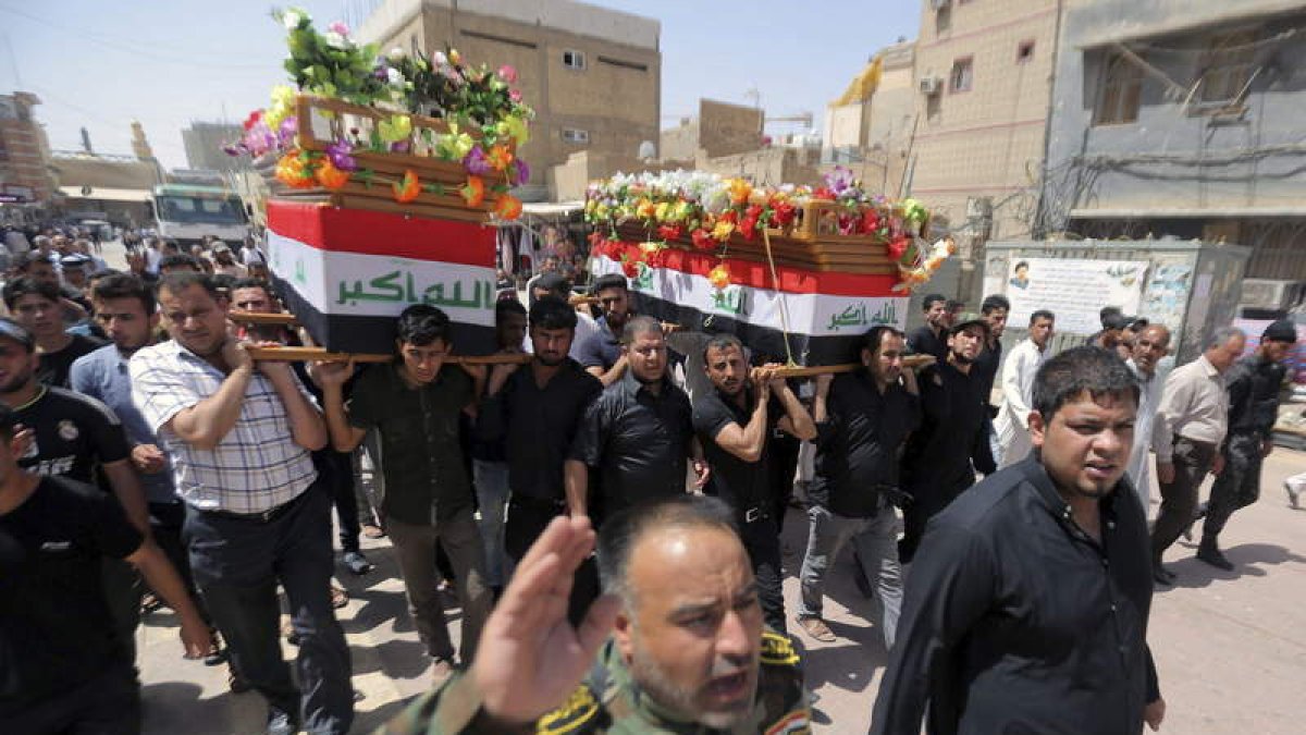 Familiares y amigos portan el ataúd de un soldado iraquí que murió en combate.