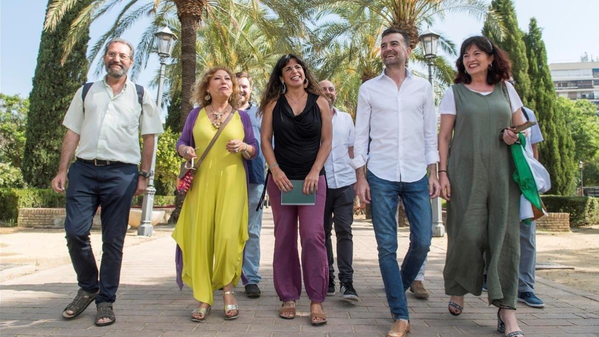 Teresa Rodríguez, en el centro, con otros representantes de fuerzas de la confluencia andaluza de Podemos. /