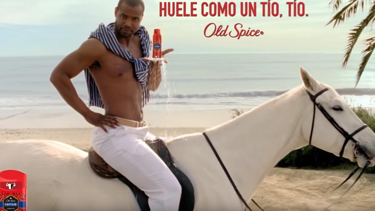 Isaiah Mustafa, en el anuncio de culto de Old Spice: Huele como un tío, tío.