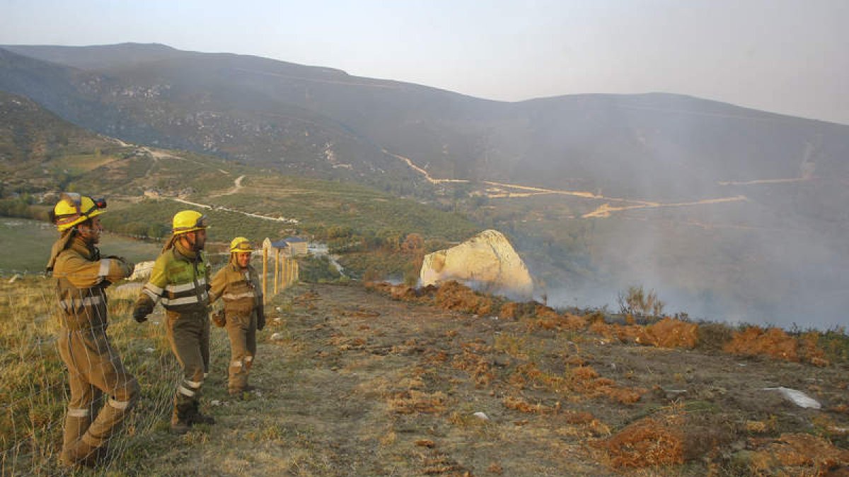 Trabajadores de las brigadas forestales, en el incendio de Porcarizas (Villafranca), el pasado 17 de octubre.