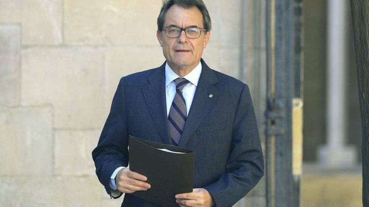 El presidente de la Generalitat, Artur Mas, a su llegada a la reunión del govern catalá celebrada hoy en el Palau de la Generalitat.