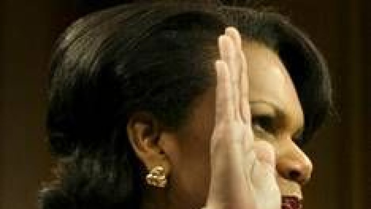 Condoleeza Rice levanta la mano para prestar juramento