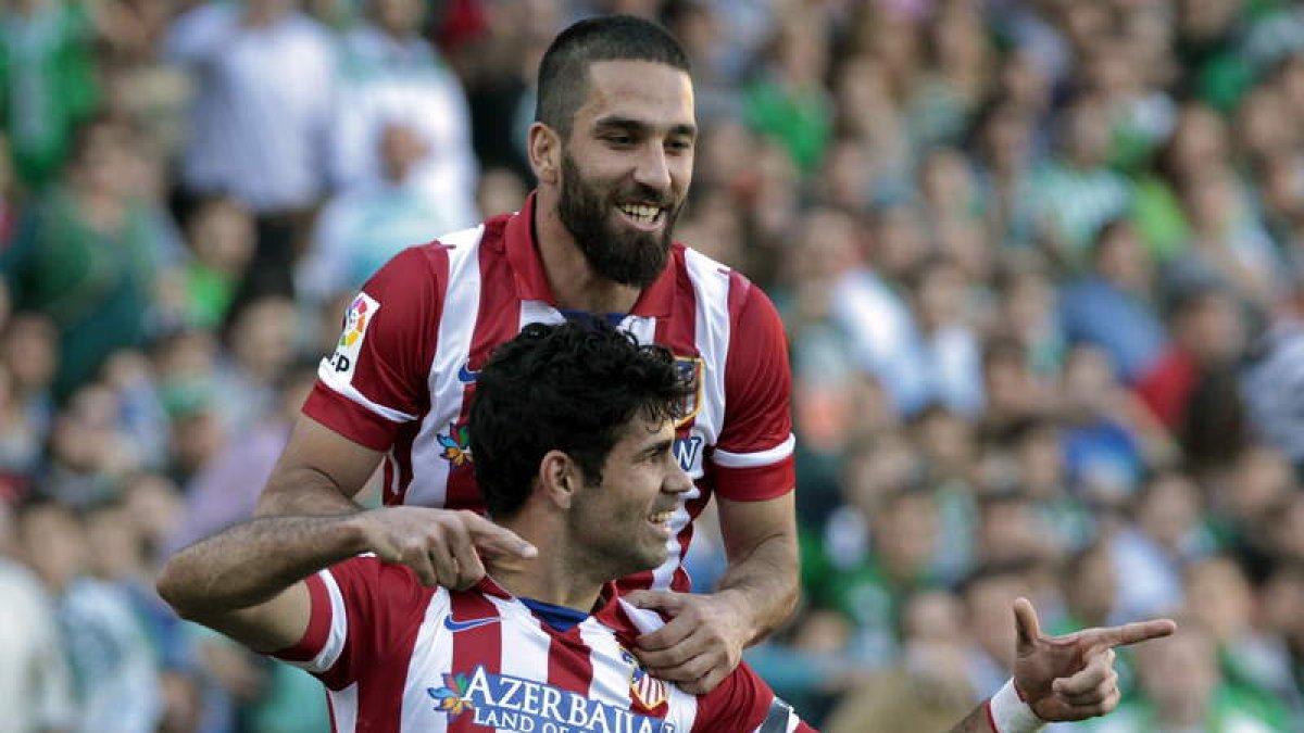 Diego Costa celebra con su compañero, el centrocampista turco Arda Turan, el triunfo atlético.