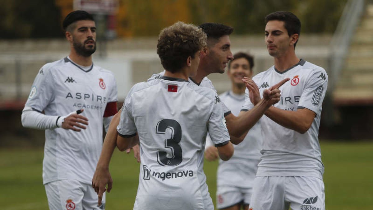 Los jugadores del filial culturalista celebran uno de sus goles. JESÚS F. SALVADORES