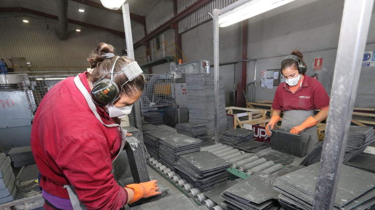 Cortadoras de pizarra en la factoría de Cupa acondicionan el material que será enviado a la exportación. L. DE LA MATA