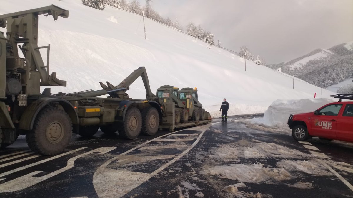 Los efectivos de la UME han desplegado diversa maquinaria para retirar toneladas de nieve en Posada de Valdeón. FERNANDO GONZÁLEZ