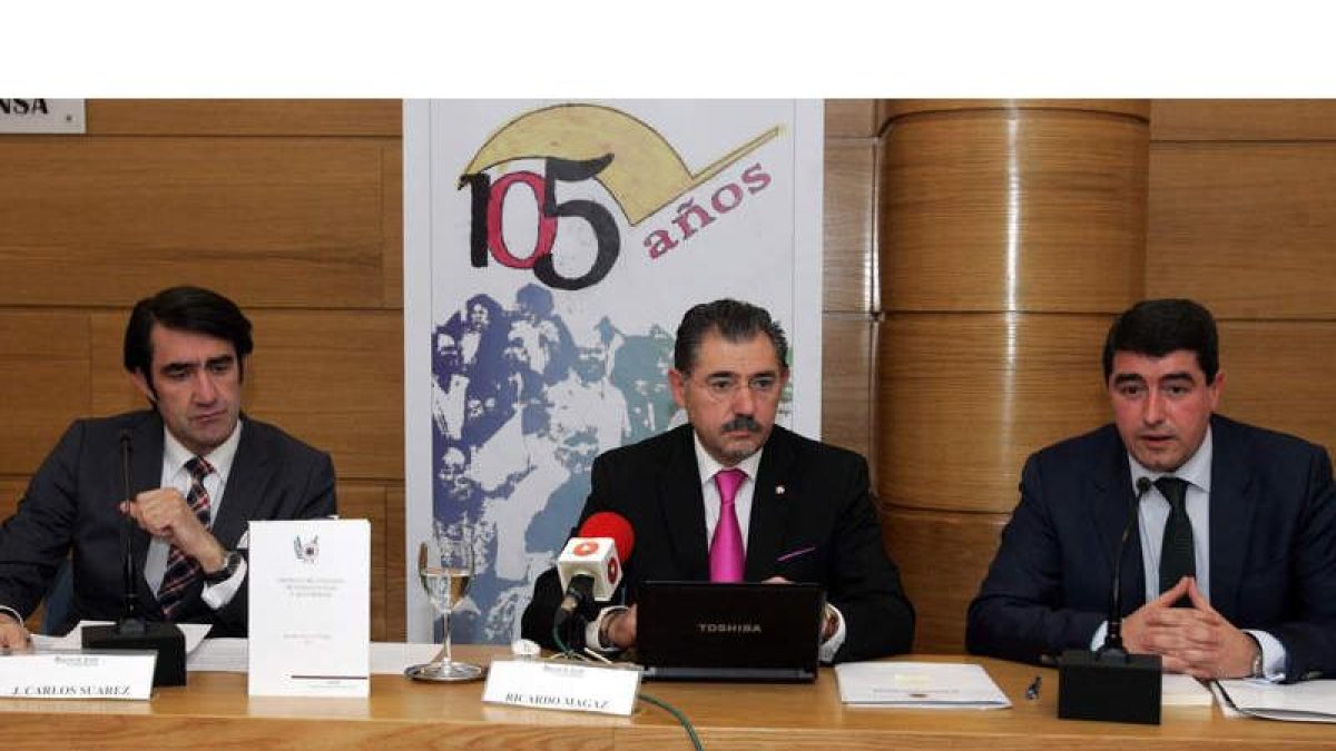 Juan Carlos Suárez-Quiñones, Ricardo Magaz y Pablo R. Lago, ayer, en la presentación del libro en el Club de Prensa.