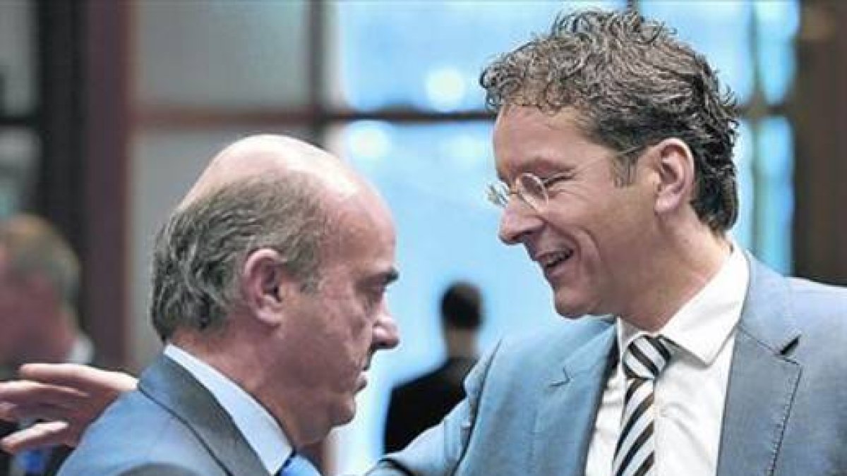 Luis de Guindos ,a la izquierda, con Jeroen Dijsselbloem, en una reunión del Eurogrupo, en Bruselas.