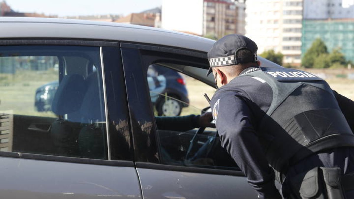 Un agente realiza un control a un vehículo. RAMIRO