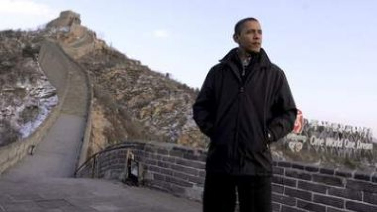El presidente de Estados Unidos, Barack Obama, recorre un tramo de la Gran Muralla China, en Badalin