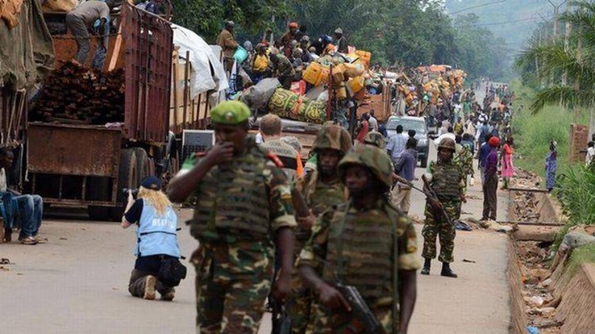 Soldados de la Misca escoltan el convoy de musulmanes en su partida de Bangui, este domingo.