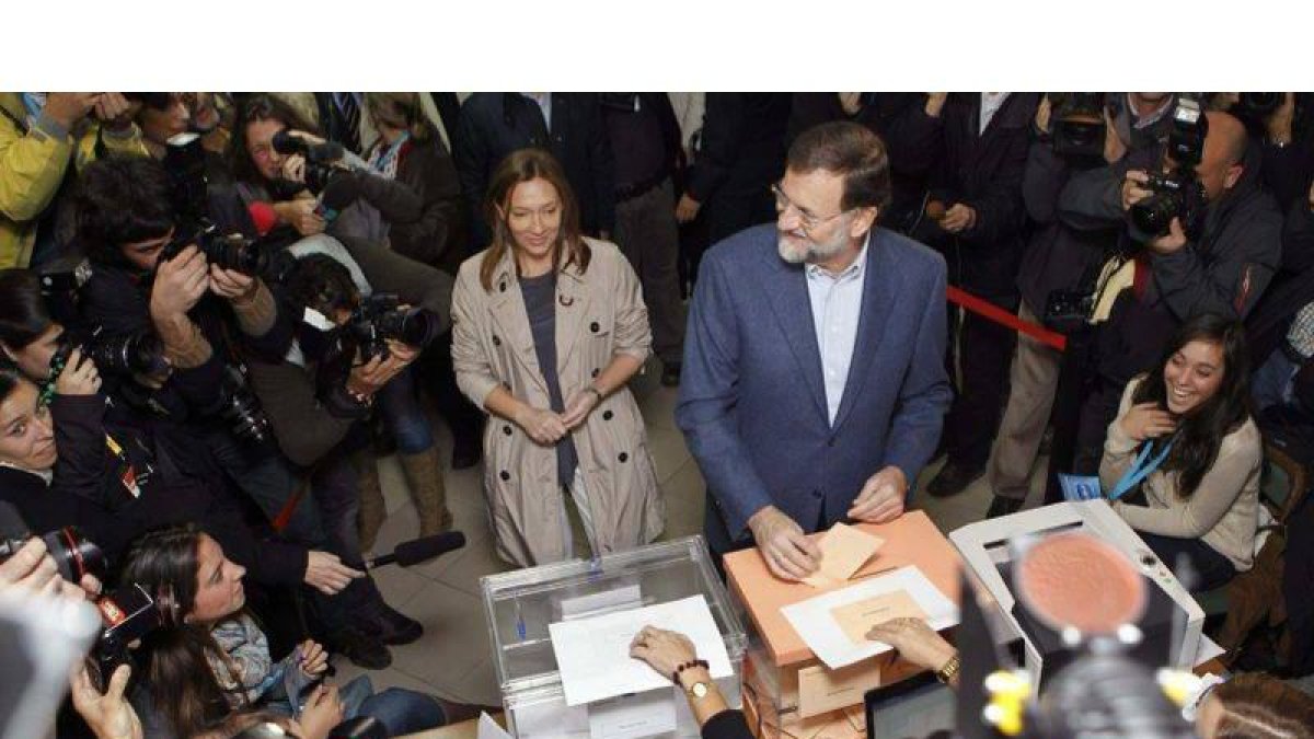 El presidente del PP y candidato a la presidencia del Gobierno, Mariano Rajoy, junto a su esposa Elvira Fernández, ejerce su derecho al voto en el colegio Bernadette de Madrid, en los comicios generales.