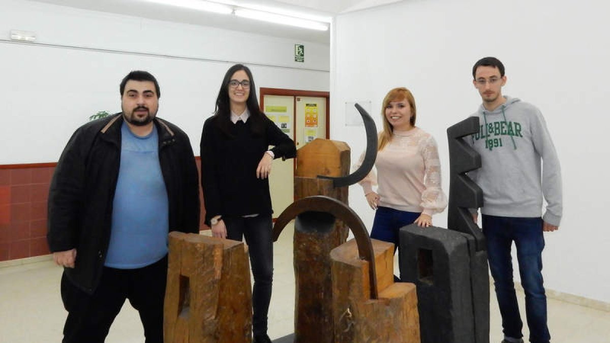 Luis Alberto Zabaleta, Inés González, Nerea Fernández y Antonio Molina forman parte de los 70 estudiantes que este año cuentan con la beca de Estancias de Colaboración. DL